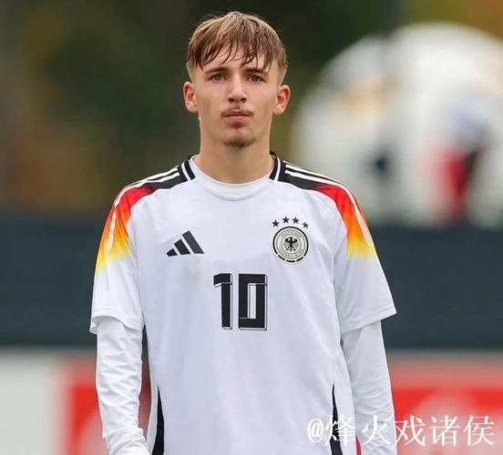 拜仁队史第一人,未满18岁的卡尔已在德甲直接参 拜仁队史第一人,未满18岁的卡尔已在德甲直接参