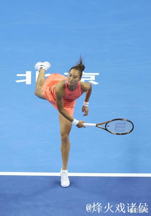 郑钦文换拍高芙发球空门，赛场现趣味一幕