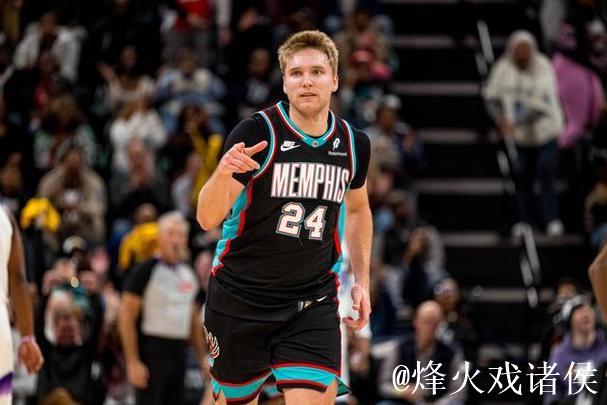 高效奇兵!卡姆-斯潘塞半场6投4中,得到12分1篮板3助攻 高效奇兵!卡姆-斯潘塞半场6投4中,得到12分1篮板3助攻